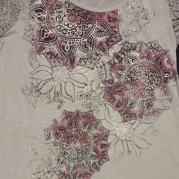 Faded Glory White and Pink Asymmetrical Graphic Blouse​​ - Picture 4 of 5